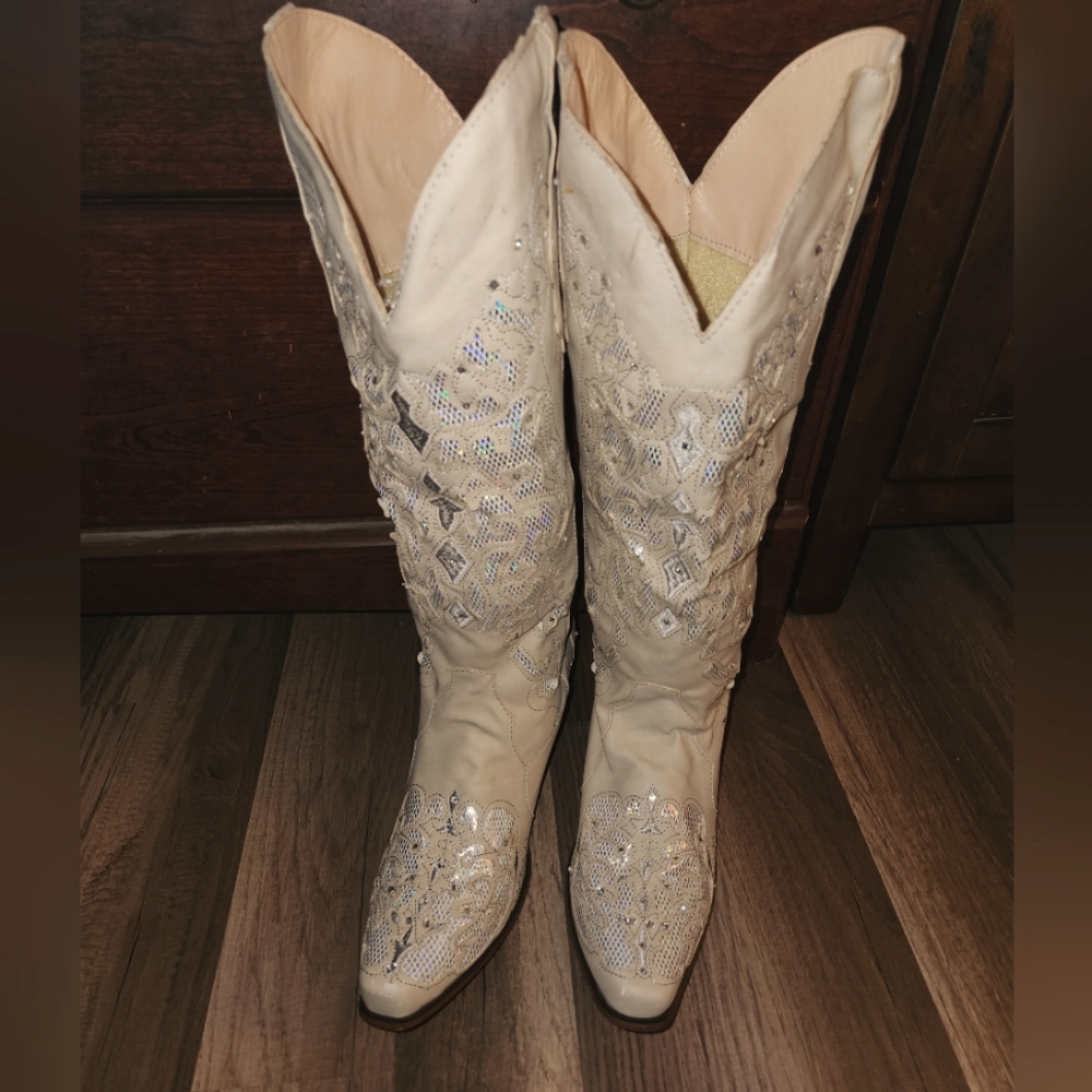 NWOT Cream and Silver Embellished Cowboy Boots size 38/7 Never Worn - Picture 1 of 9